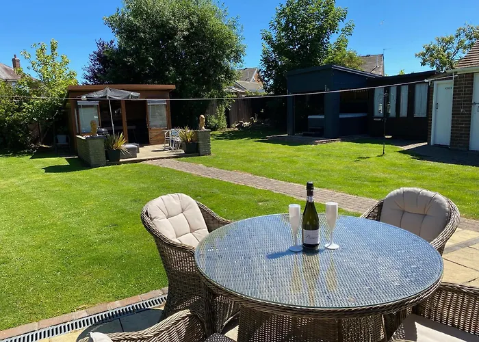 Bero Bungalow With A Hot Tub & A Large Garden!