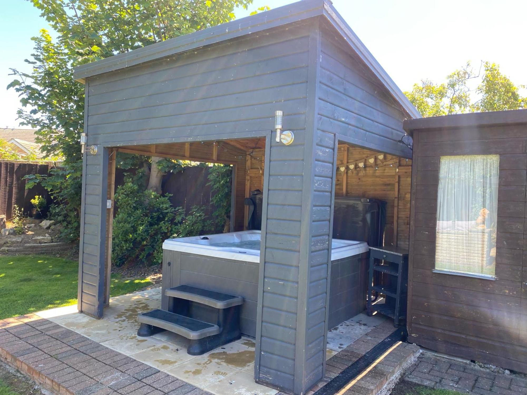 Bero With A Hot Tub & A Large Garden!